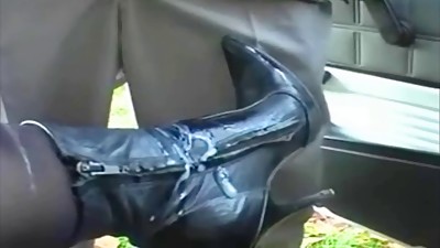 Stiefel Fick - Footjob am Auto