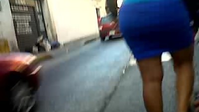 culona en falda